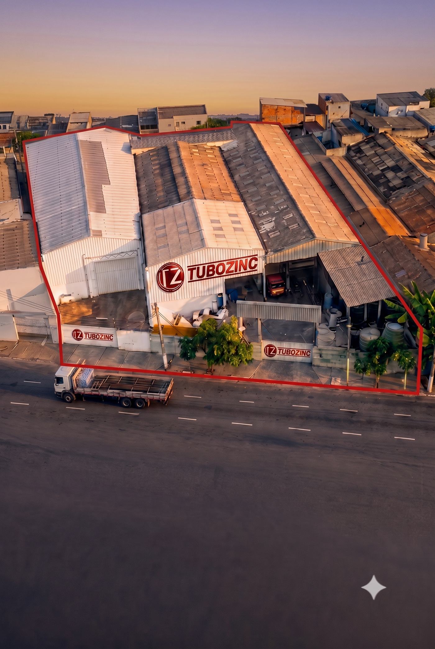 Vista aérea da planta da Tubozinc em Diadema, com o terreno da empresa demarcado em vermelho e a avenida em frente