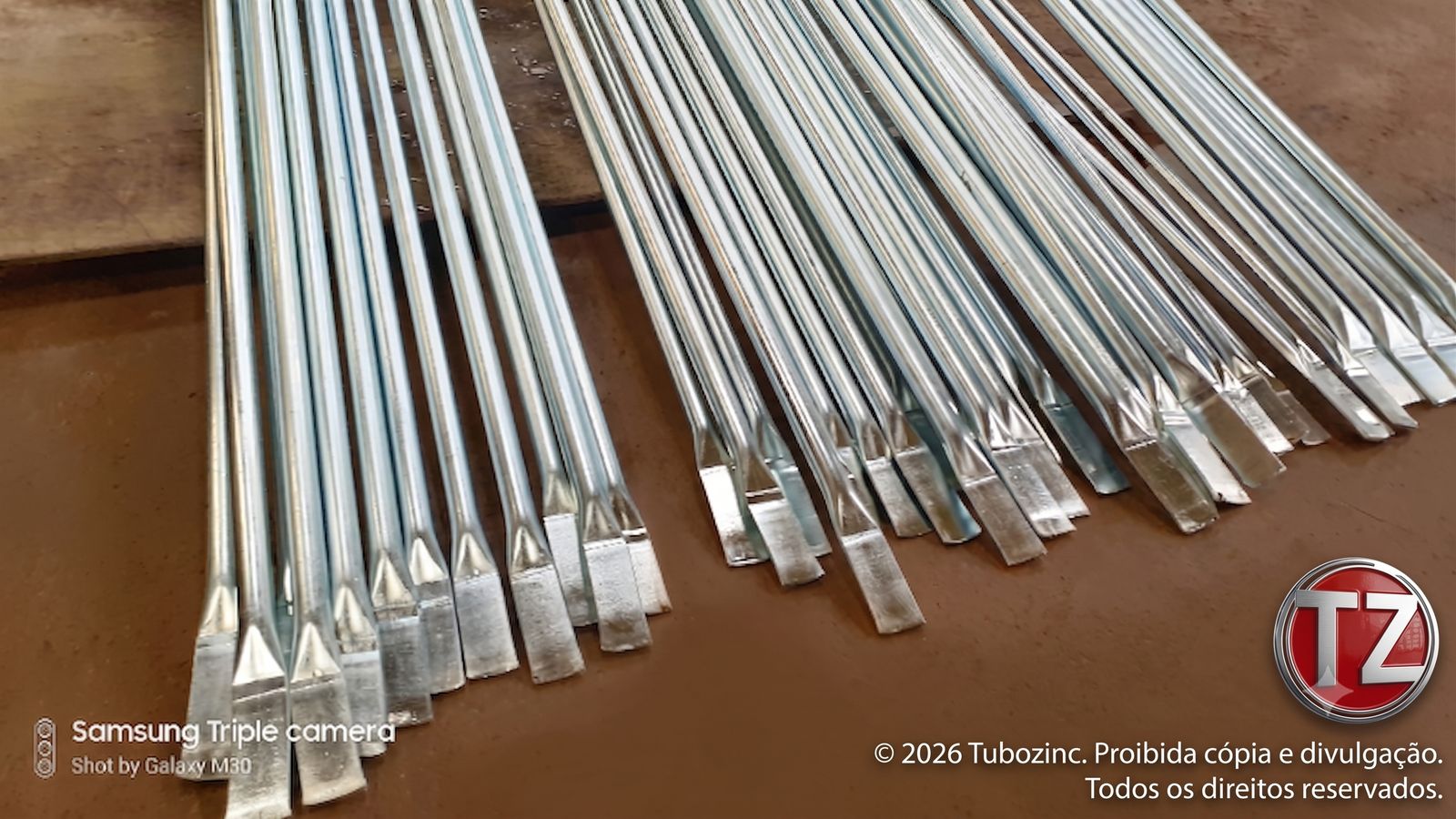 Barras trefiladas galvanizadas com as pontas fechadas e achatadas pela Tubozinc