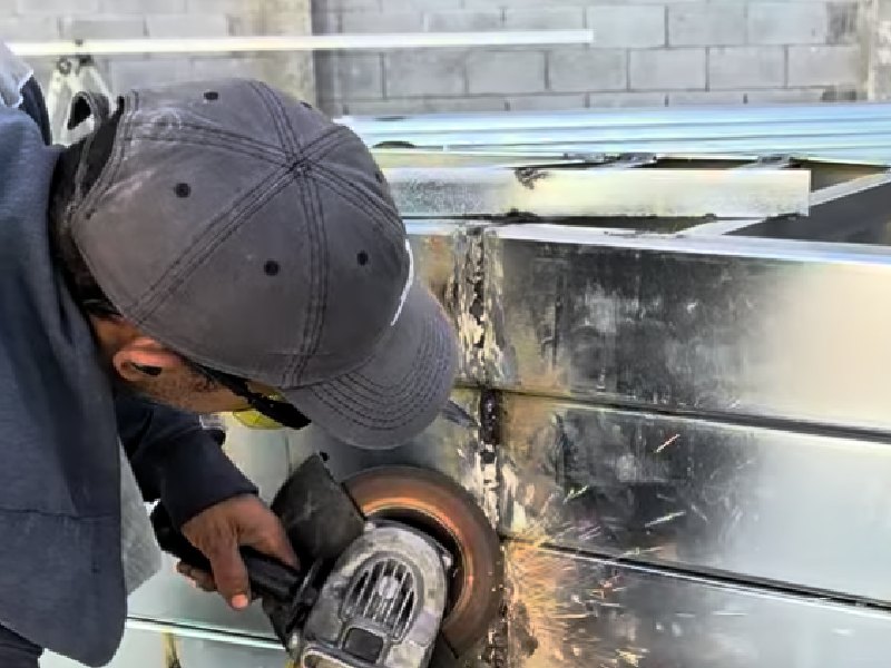 Esmerilhamento de peça galvanizada: o disco remove o zinco e deixa o aço exposto na região trabalhada